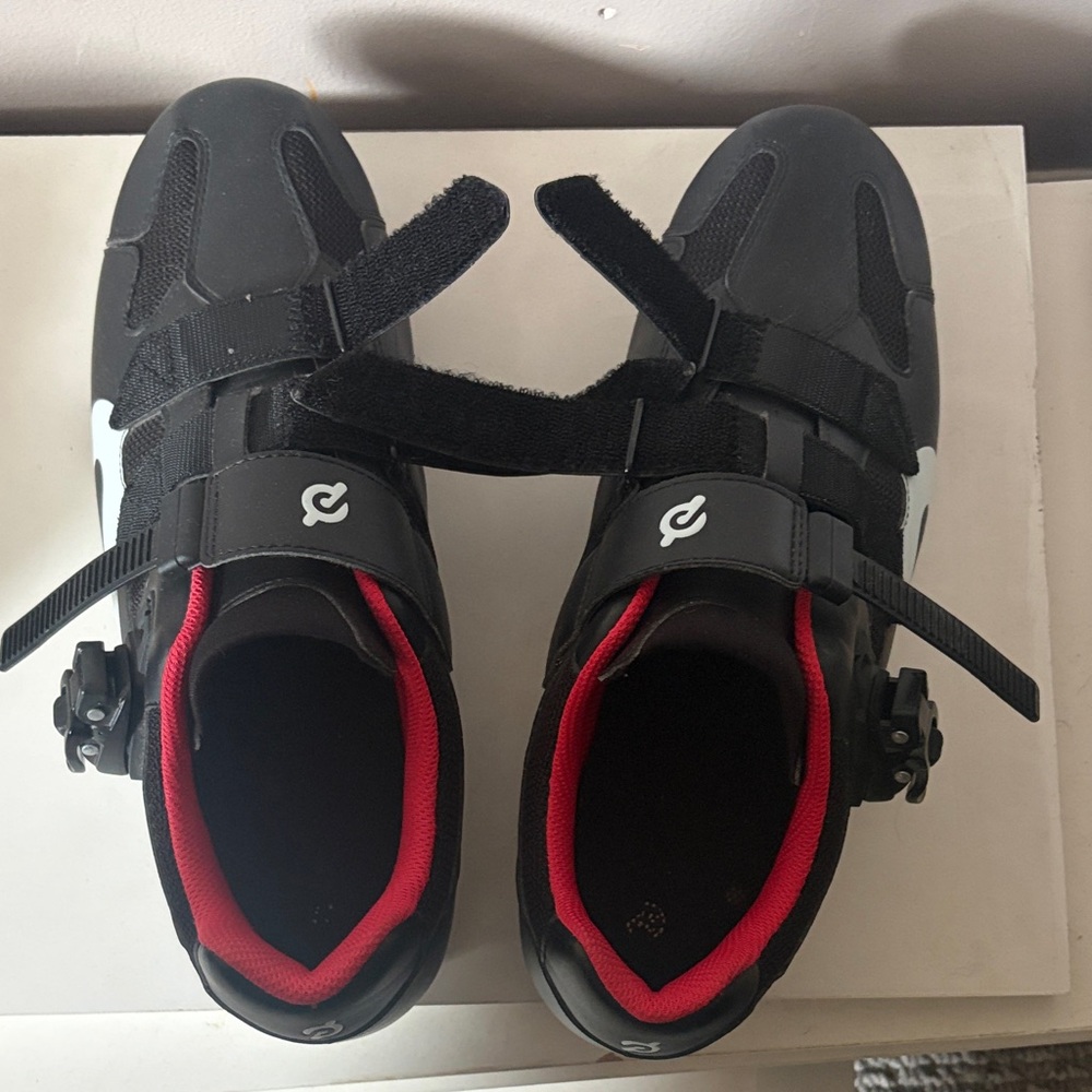 Peloton men’s Cycling shoes- Black with Red Lining